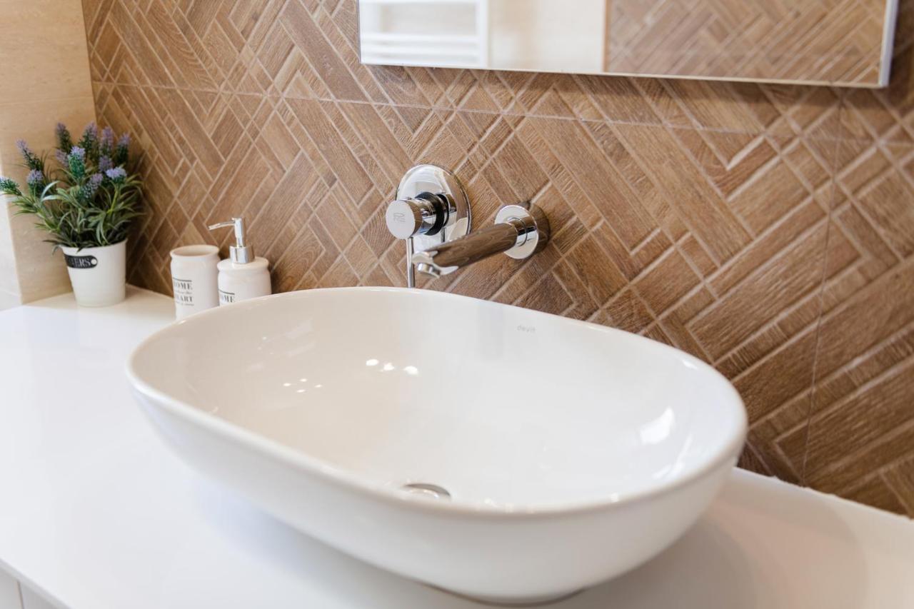 Lux Apartment On Duhnovicha Street .Free Parking. Ужгород Экстерьер фото